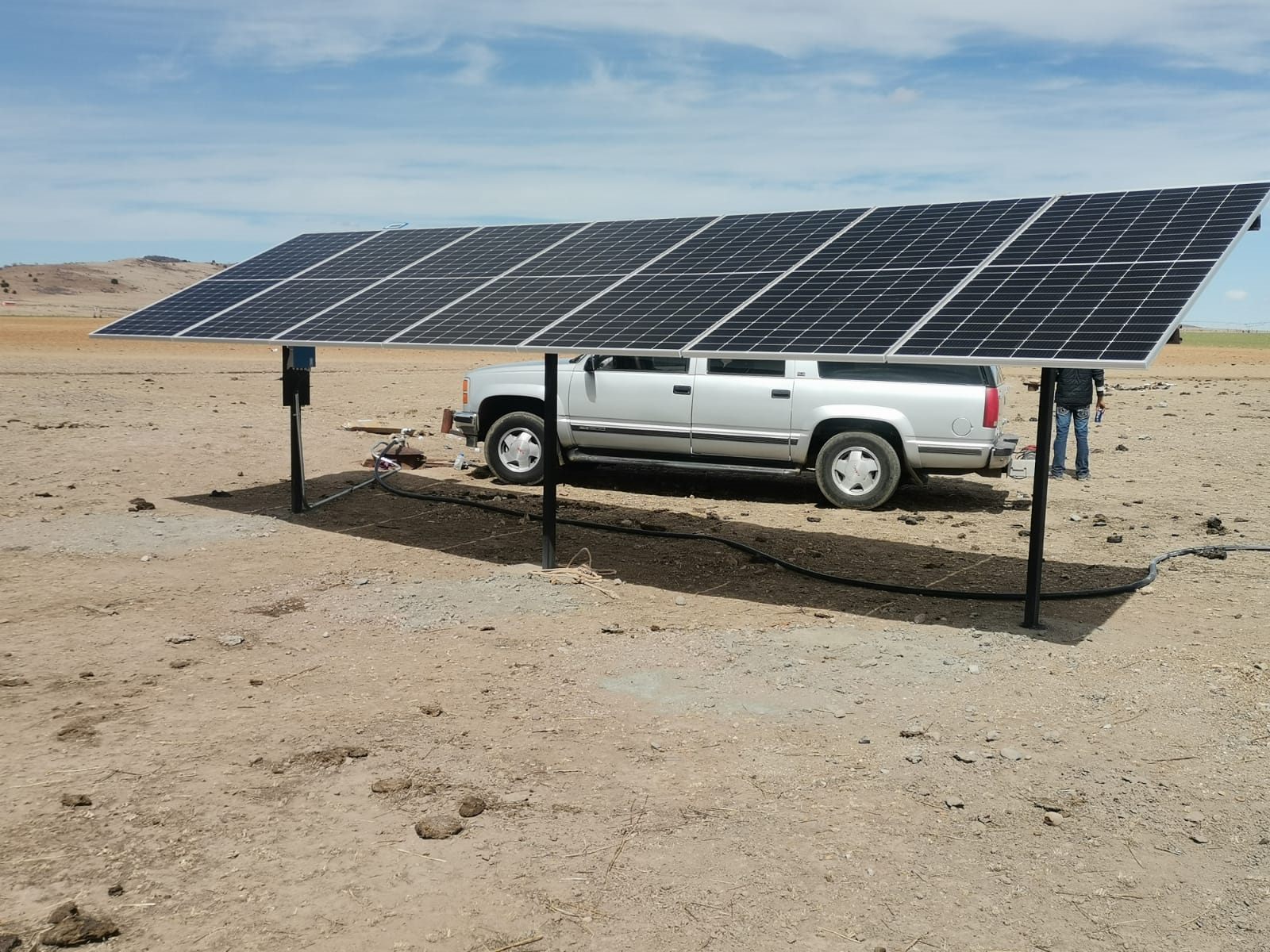 Arreglo fotovoltaico sobre vehículo en campo abierto