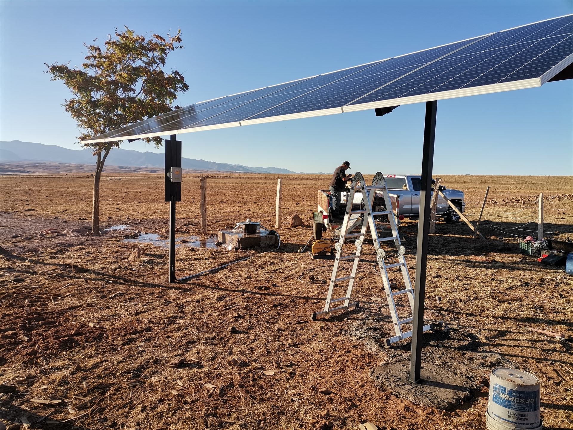 Montaje de estructura solar con cuadrilla en otoño