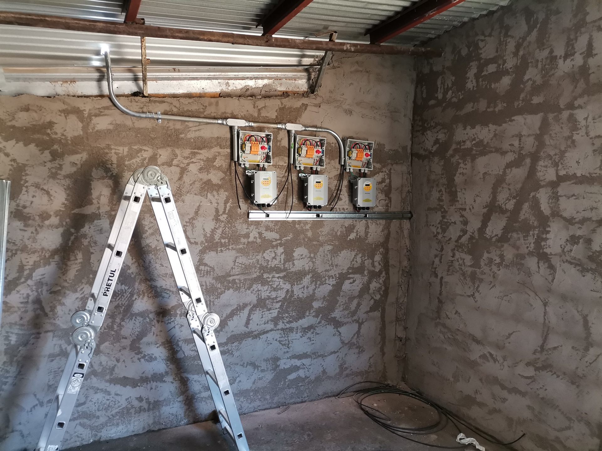 Cuarto de bombas con controladores Lorentz