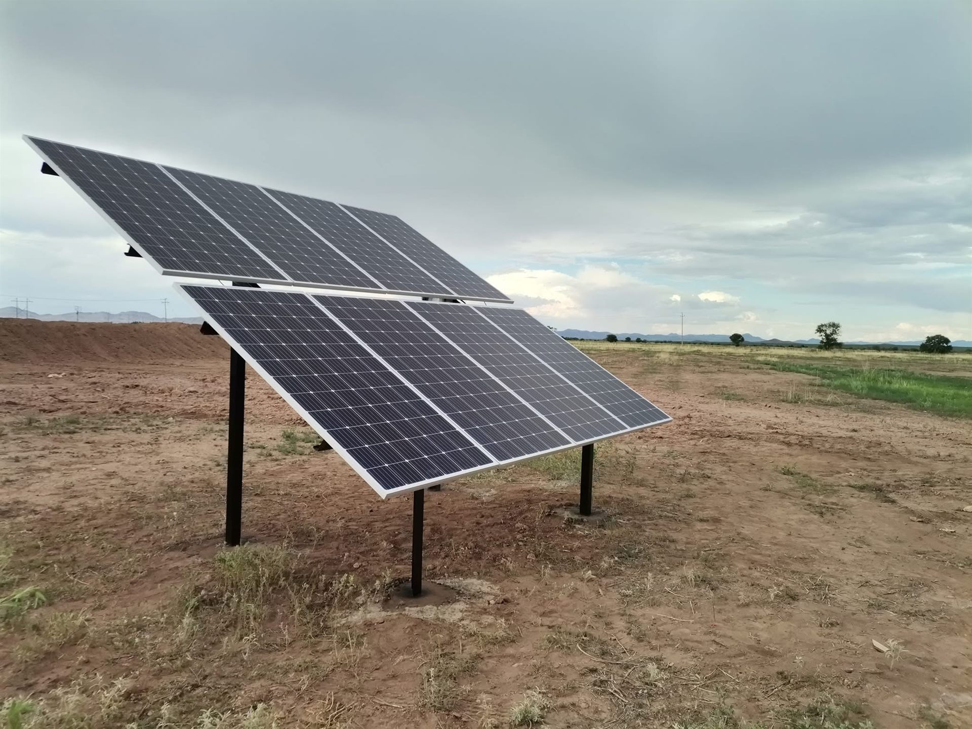 Arreglo solar doble BOSOL bajo cielo nublado