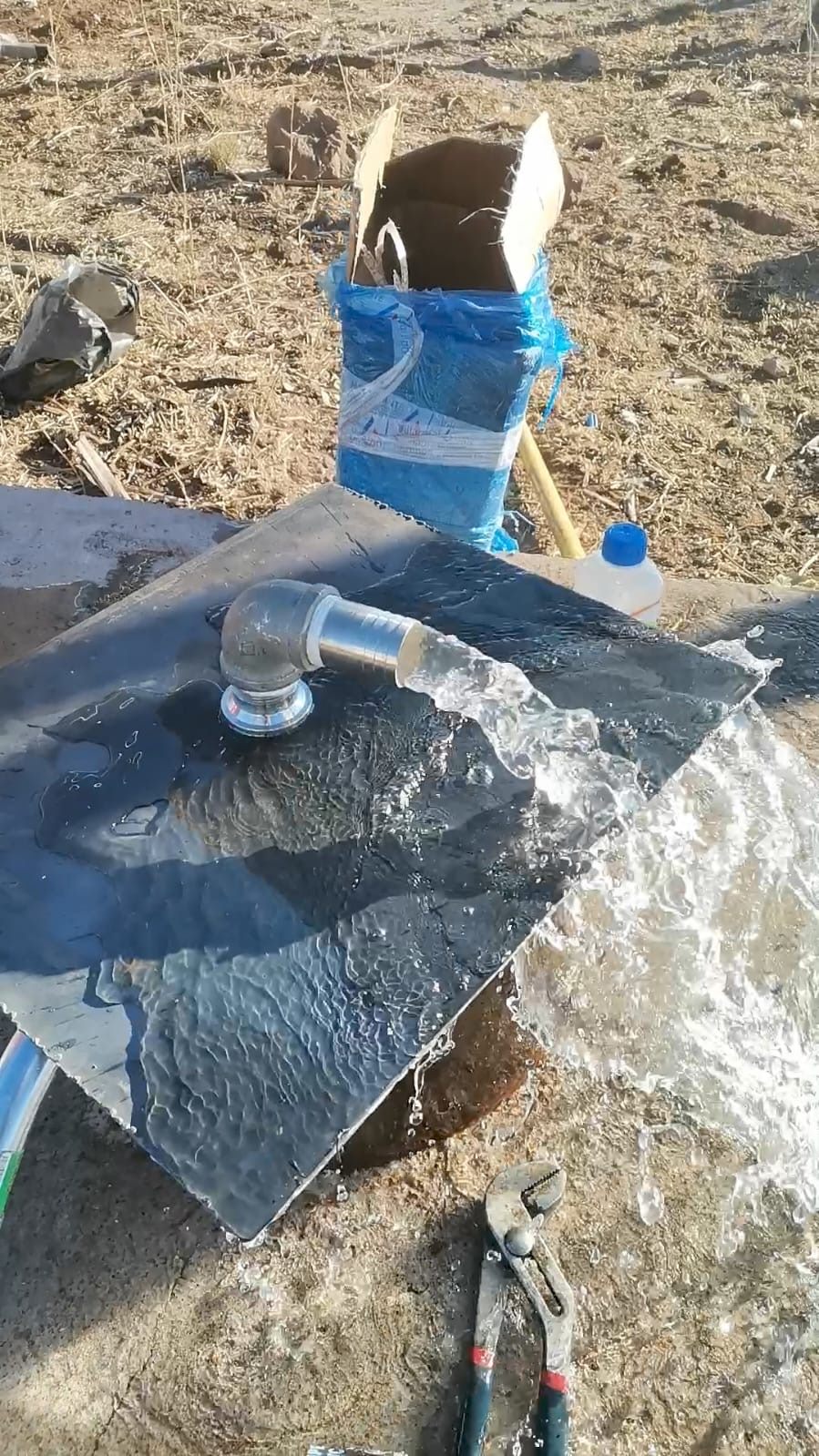 Descarga de agua de pozo recién equipado