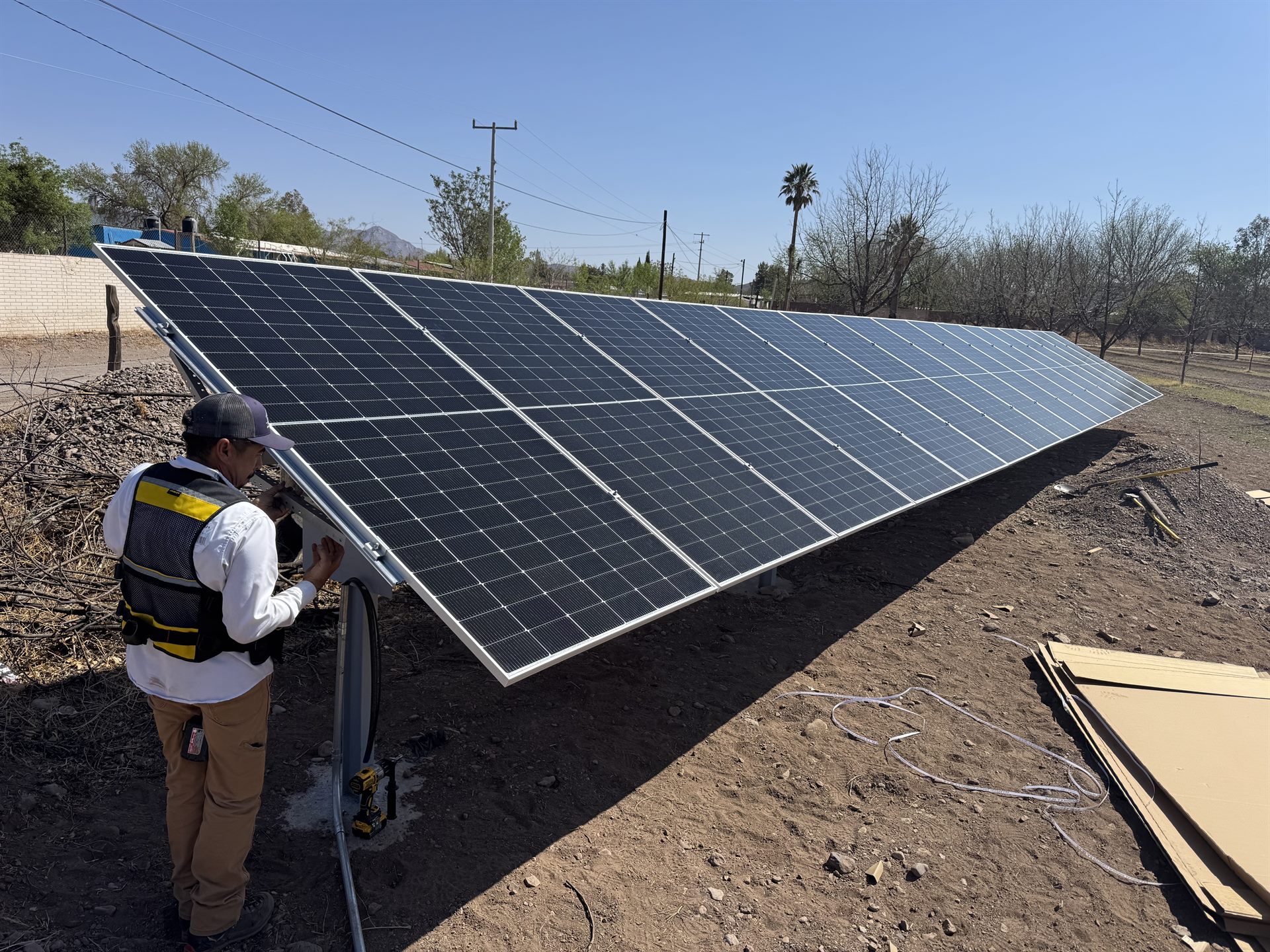 Técnico BOSOL conectando arreglo de paneles solares