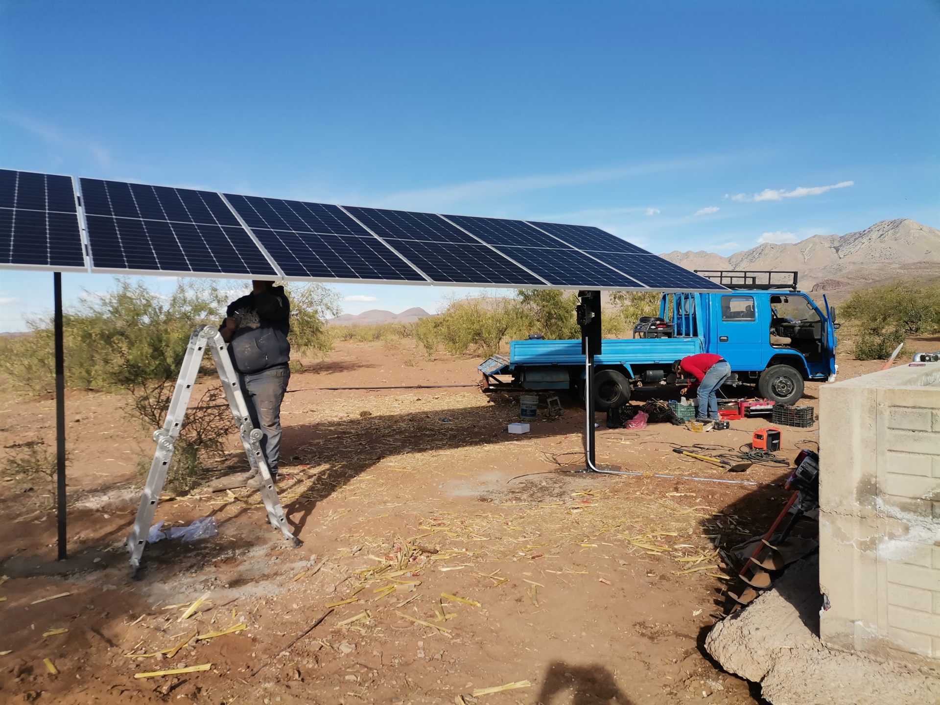 Instalación de bombeo solar junto a camioneta de trabajo