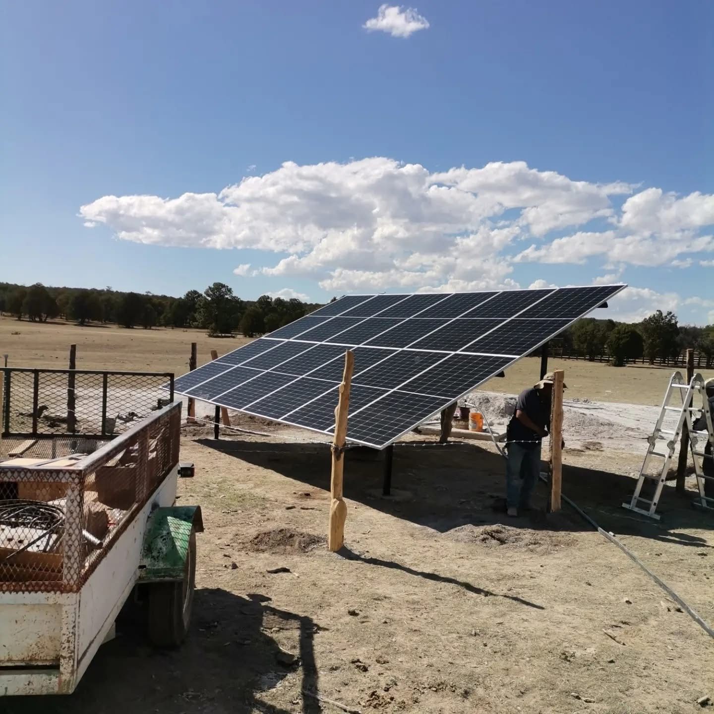 Chorro de agua de un pozo solar BOSOL llenando un tanque en la sierra