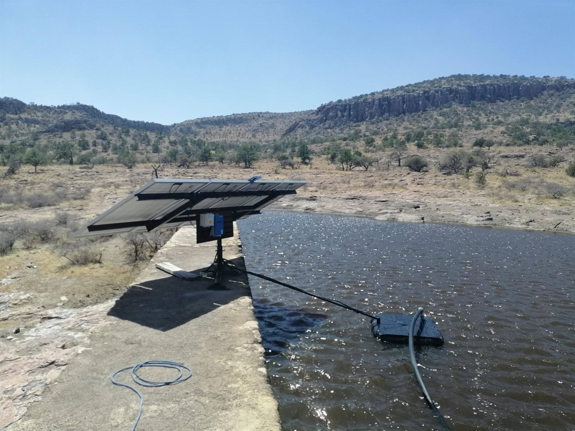 Seguidor solar BOSOL junto a represa de agua
