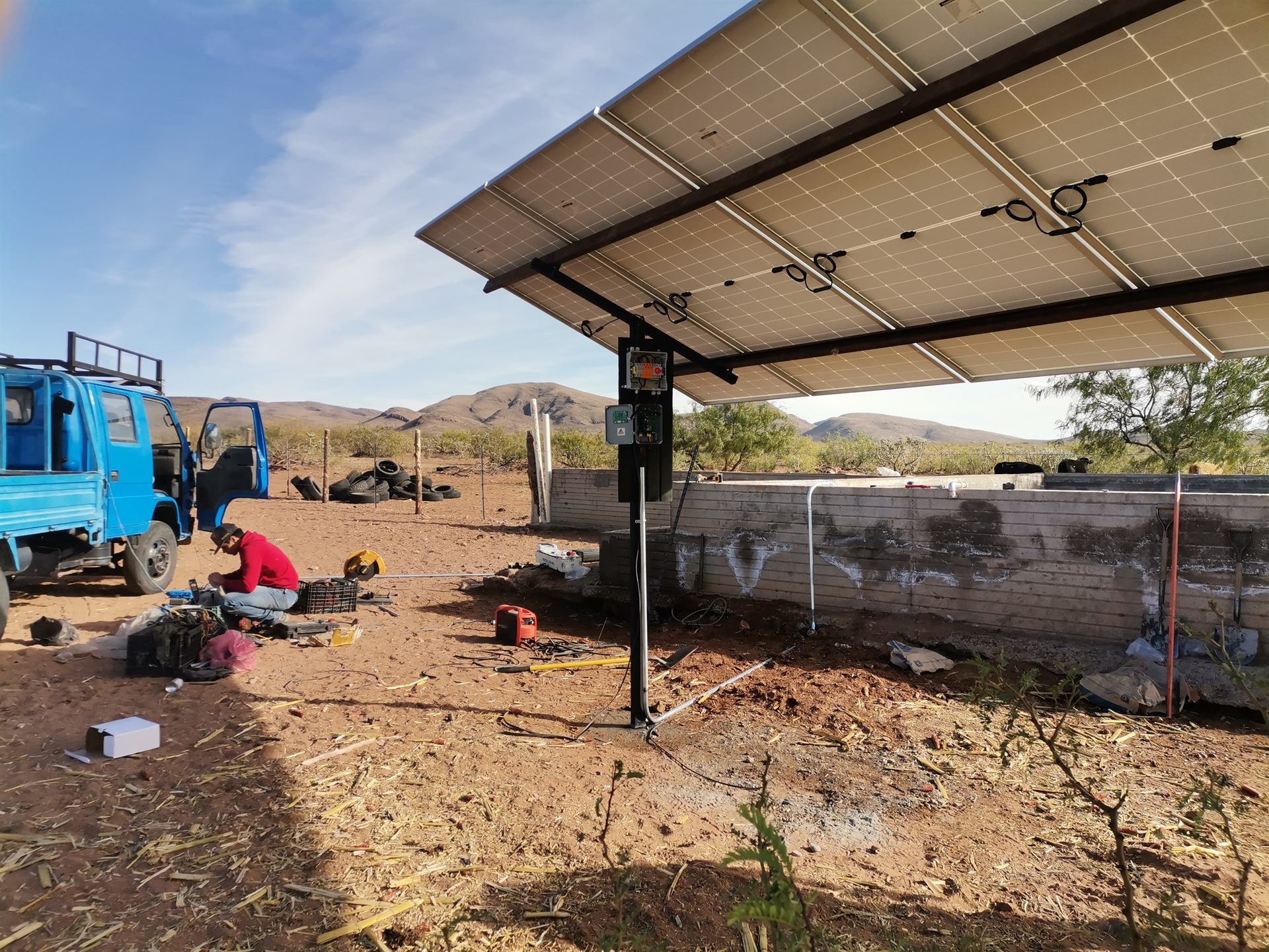Instalación de paneles solares junto a corral