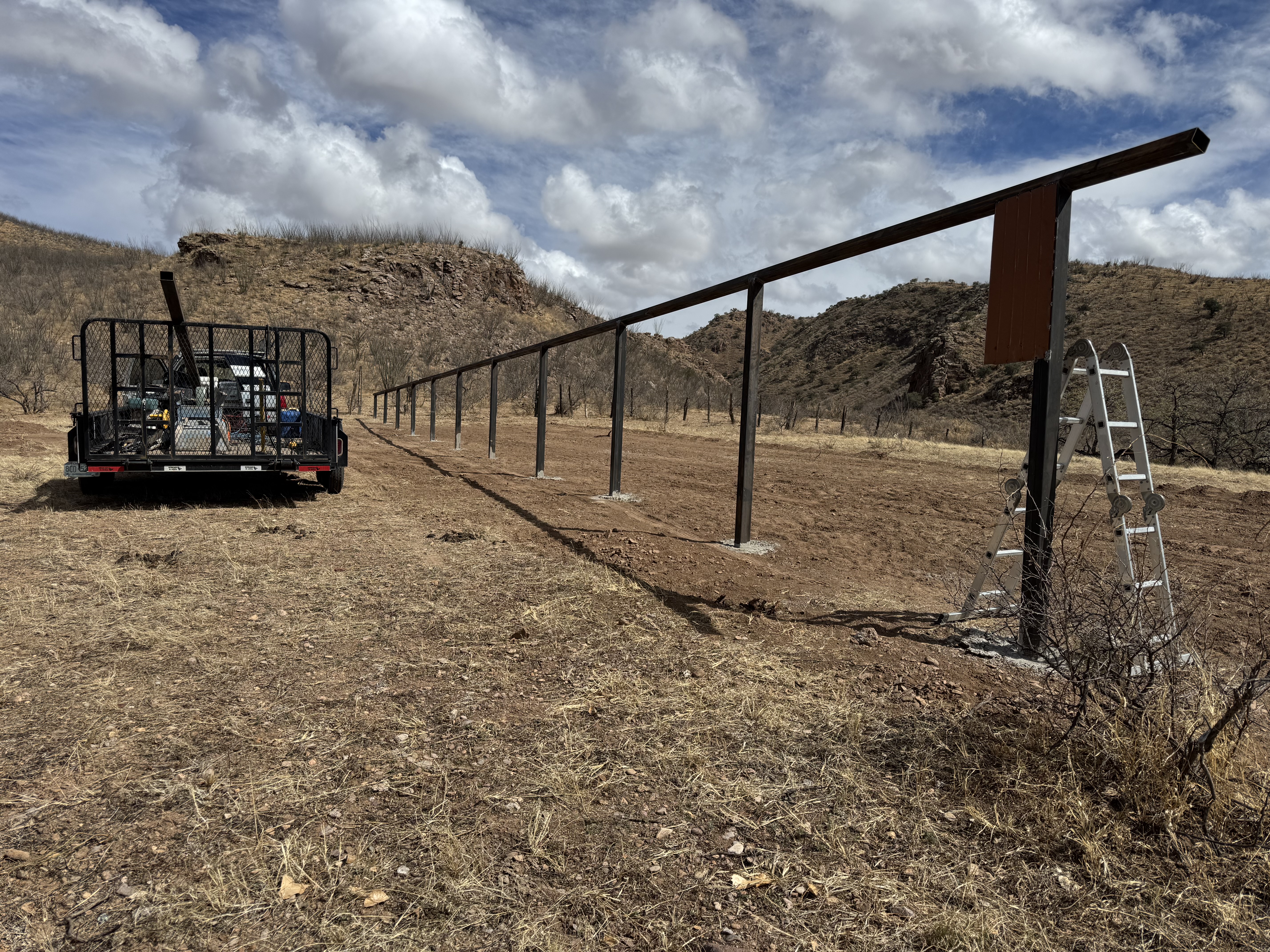 Estructura de montaje reforzada del sistema de bombeo solar en terreno agreste de Buenaventura