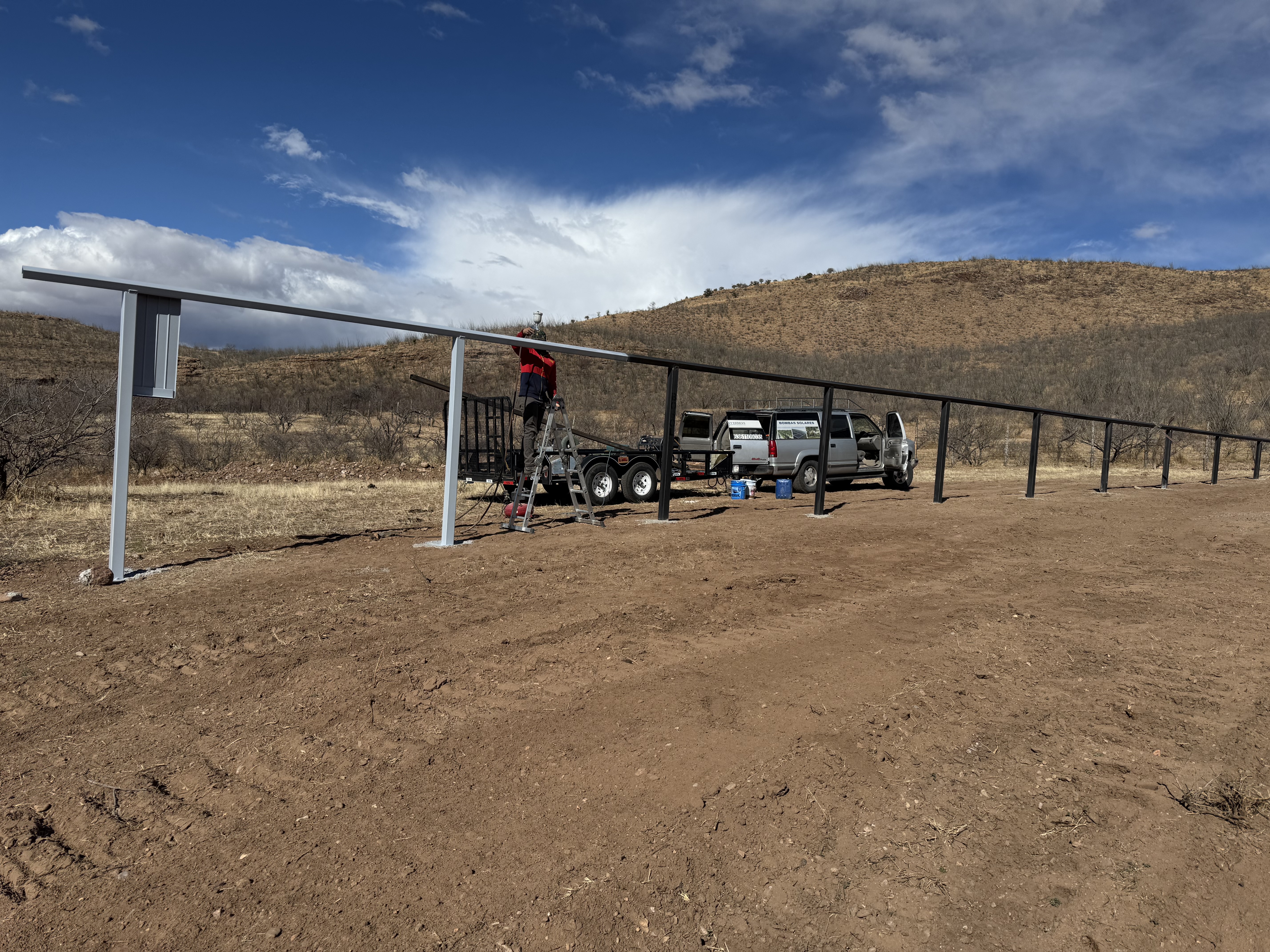 Instalación de paneles solares sobre estructura reforzada en el terreno agreste de Las Bocas