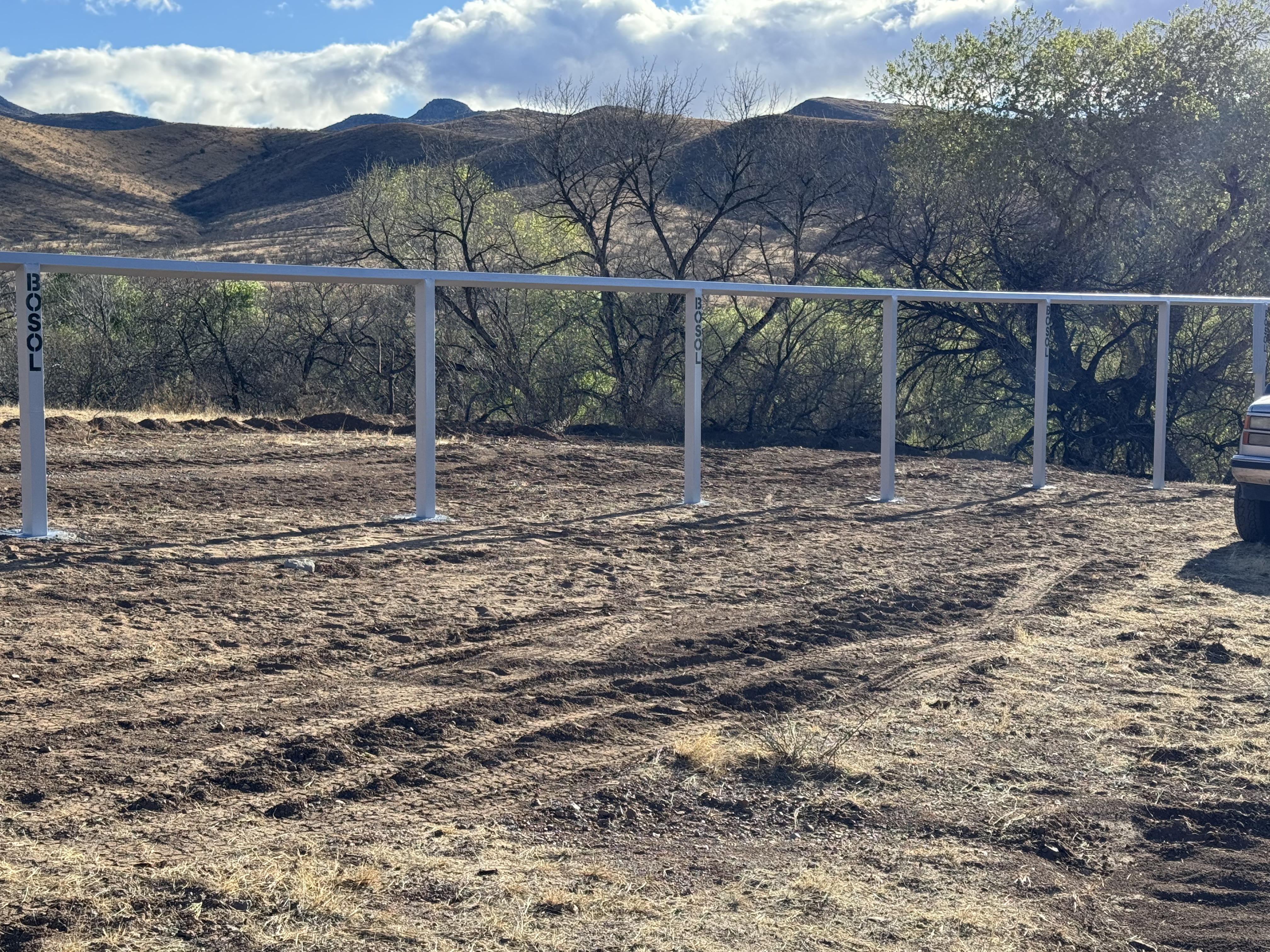Cabezal de pozo y línea hidráulica del sistema de bombeo solar de alta capacidad en Buenaventura