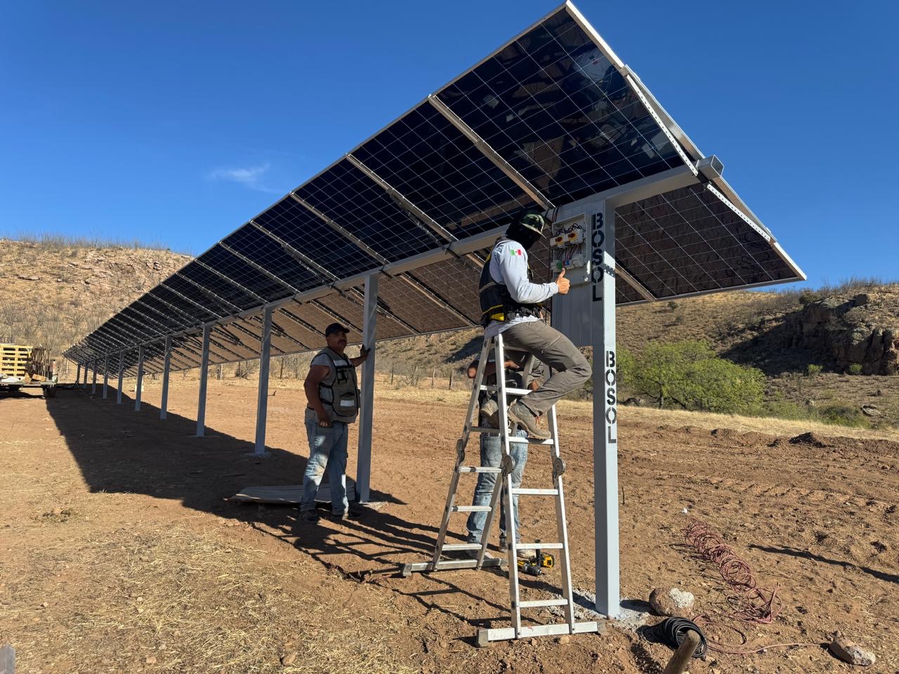 Conexión eléctrica y cableado del controlador LORENTZ en el proyecto solar de Buenaventura