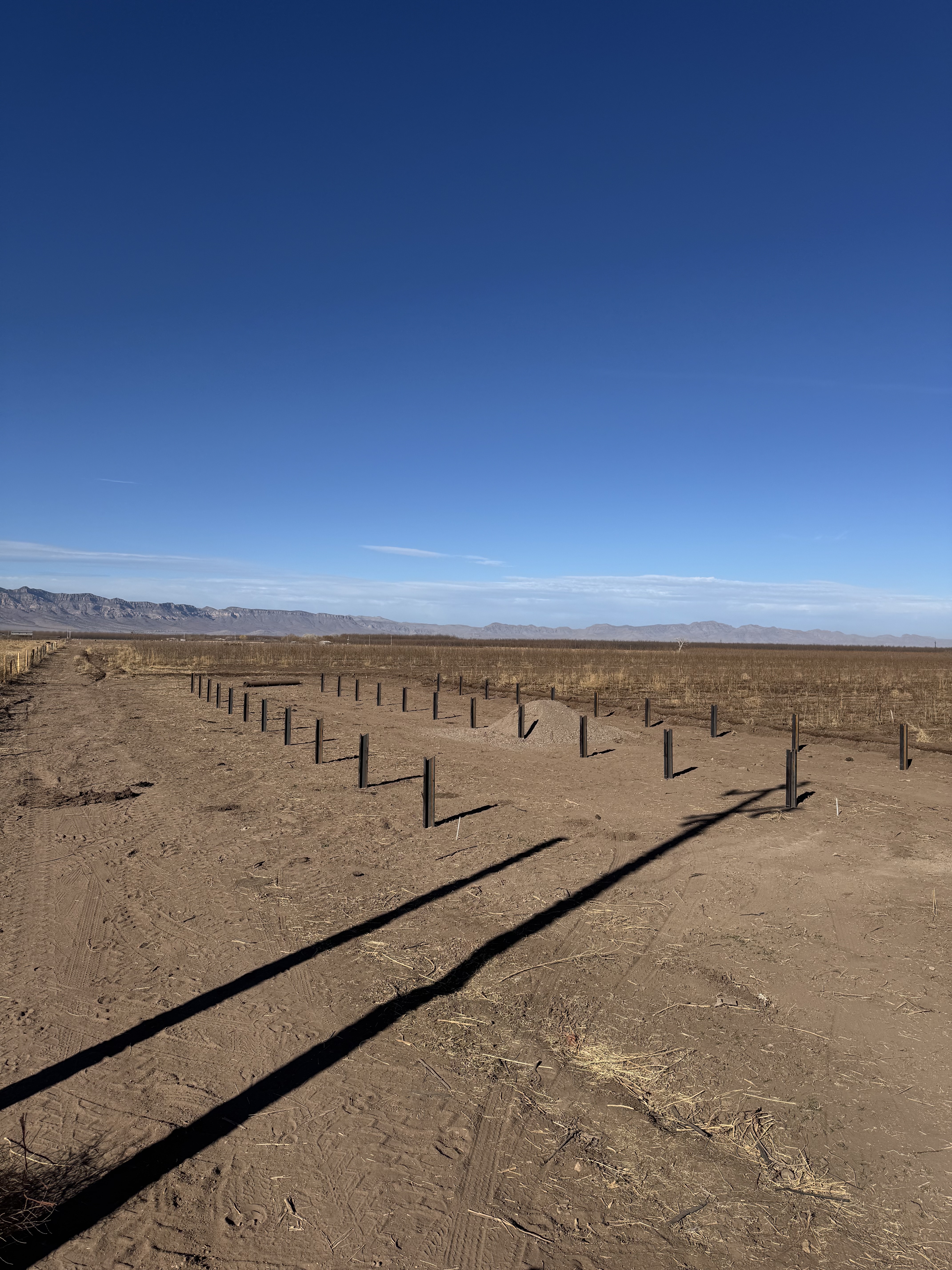 Panorámica del macro-sistema solar de la Colonia LeBarón con 105 módulos fotovoltaicos de 630W