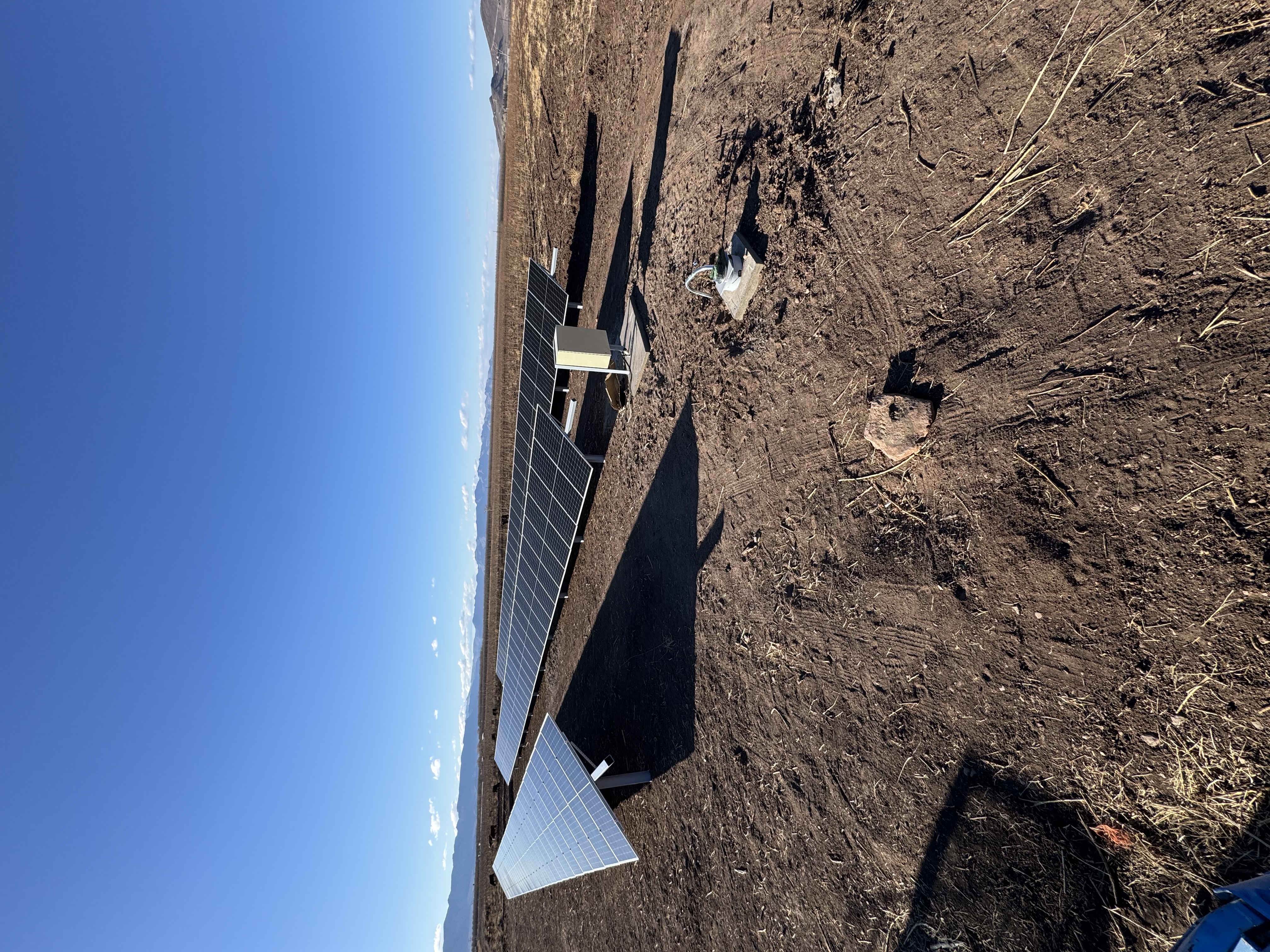 Estructura de montaje reforzada de los módulos fotovoltaicos de 630W en Colonia LeBarón