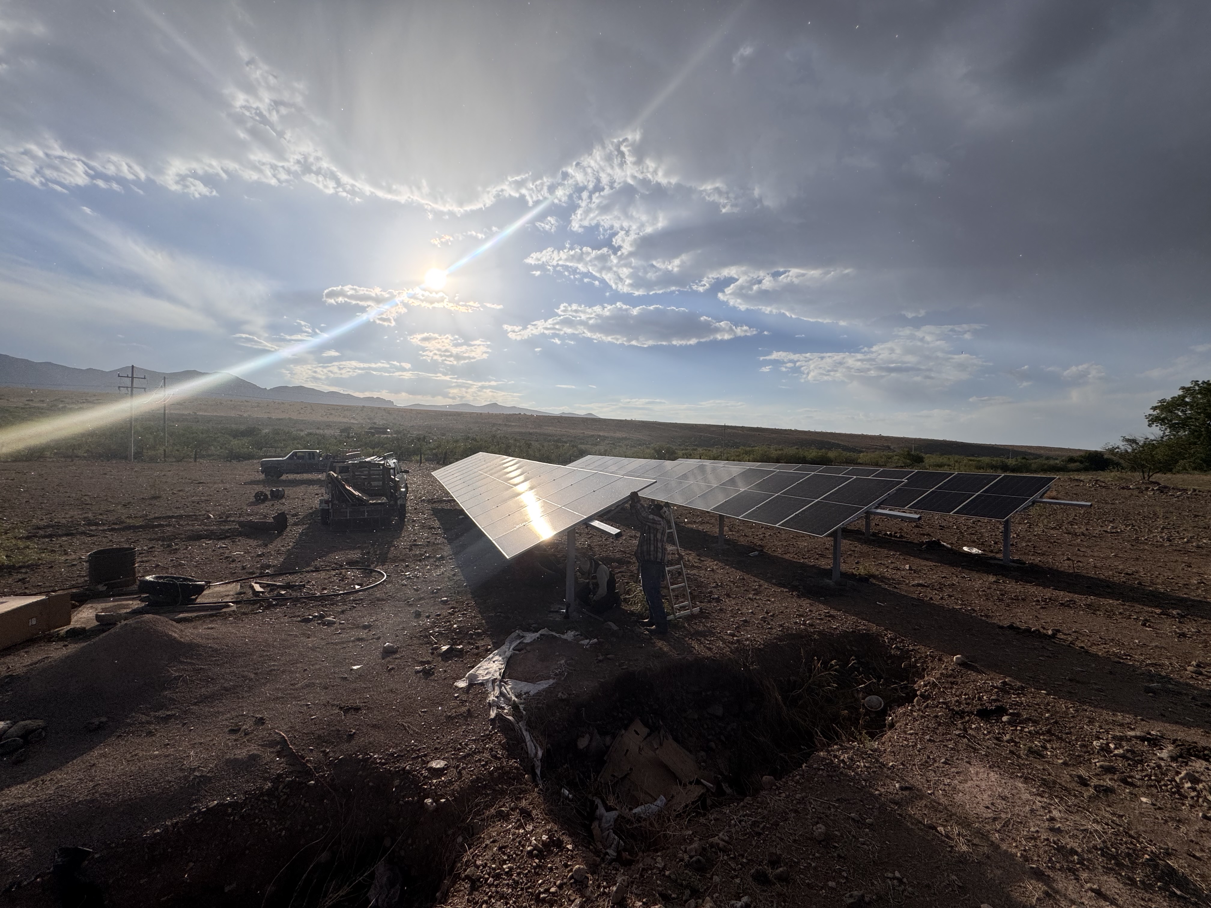 Paneles solares bifaciales instalados en campo para el sistema de bombeo solar BOSOL en Mata Ortiz