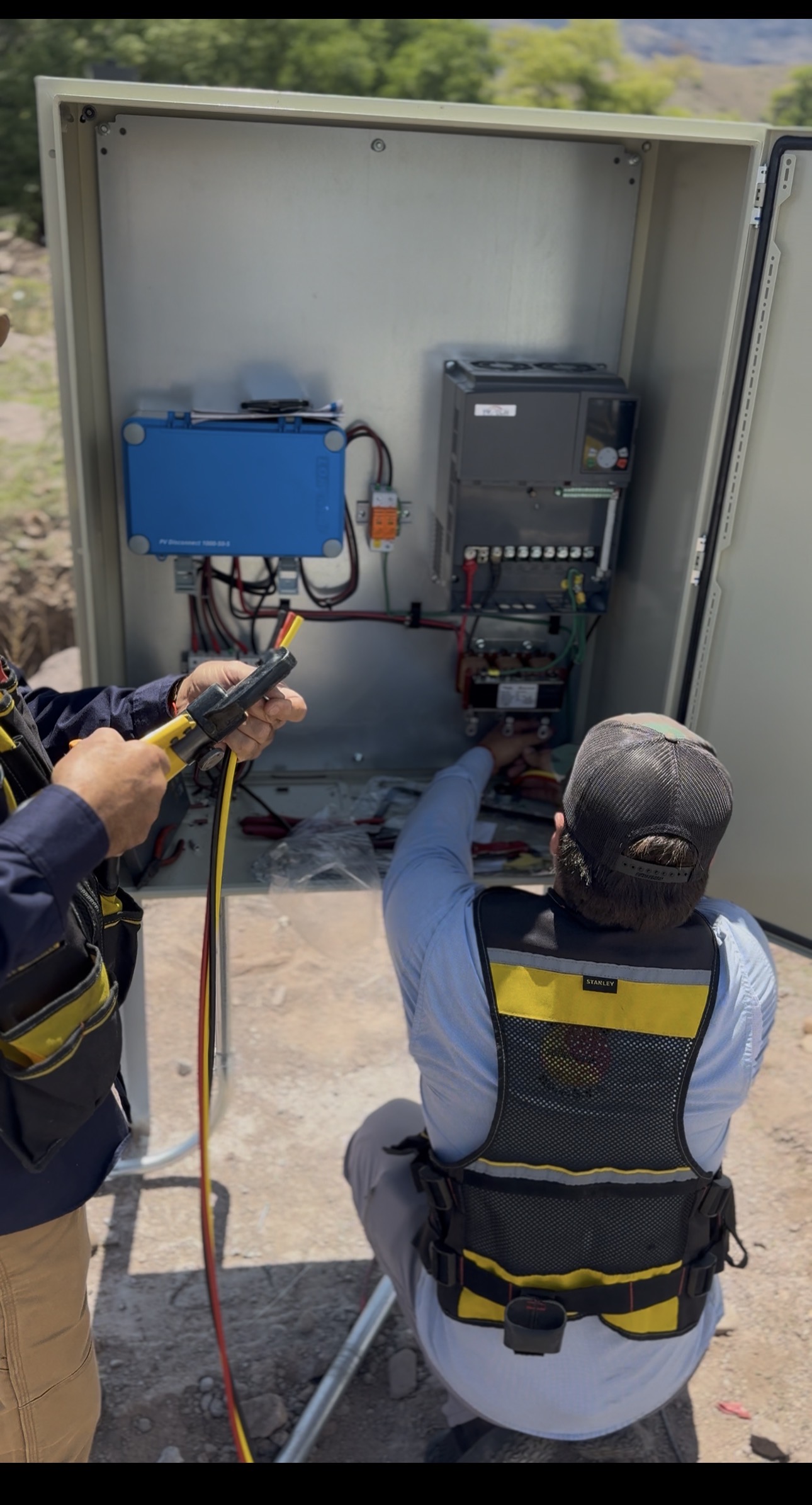 Equipo técnico de BOSOL durante la instalación del sistema de bombeo solar en Mata Ortiz
